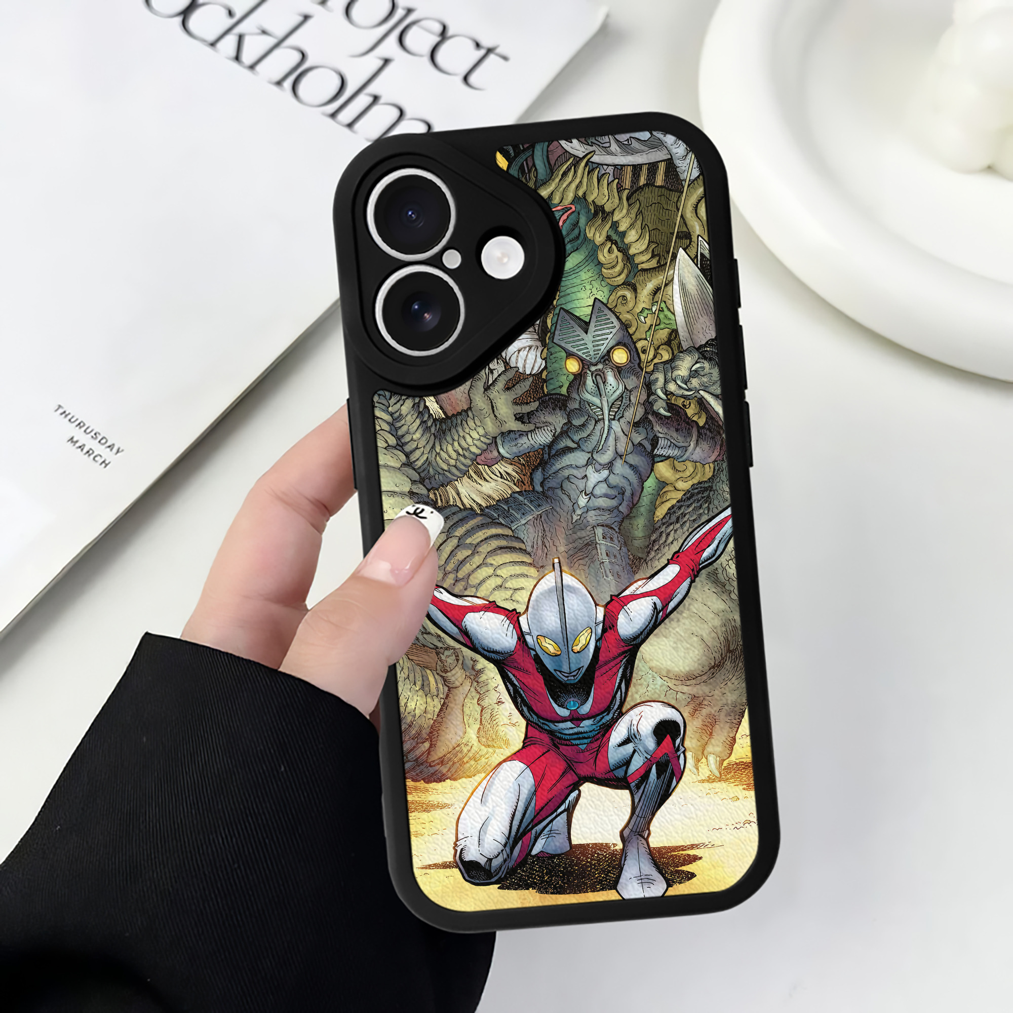 （画像用） ウルトラマン Ultraman 【iPhone 16シリーズ対応】シリコンスマホケース（レザー調） 材質：シリコン